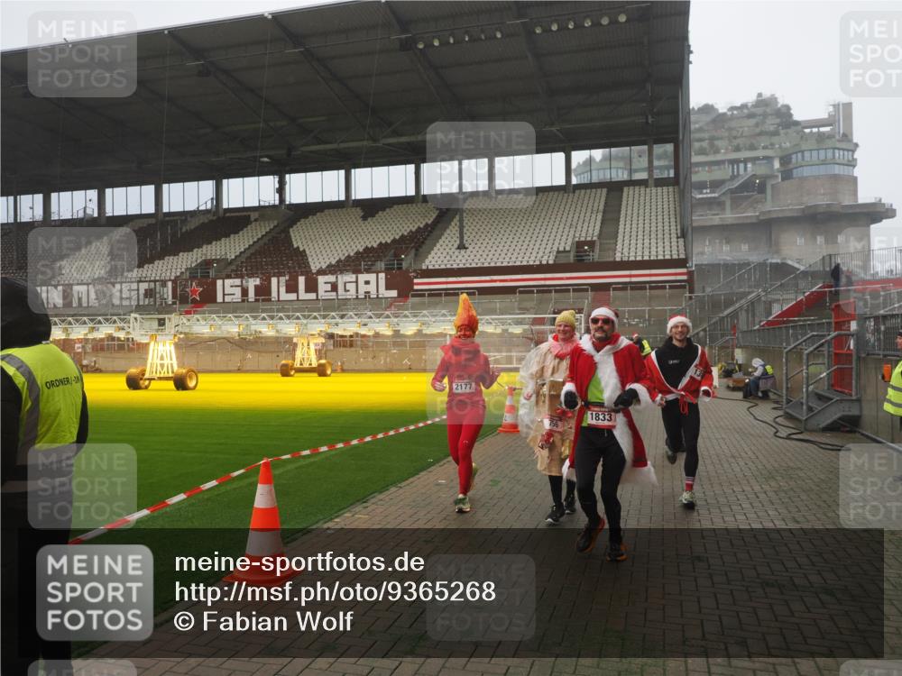 07.12.2025 - St. Pauli X-Mass-Run No. 15 Fabian Wolf http://msf.ph/oto/9365268 07.12.2025 10:12:02 Ziel 756, 1389, 1687, 1688, 1833, 2177, 2906, 3761, 3767, 3870, 3932, 3935, 4658 meine-sportfotos.de