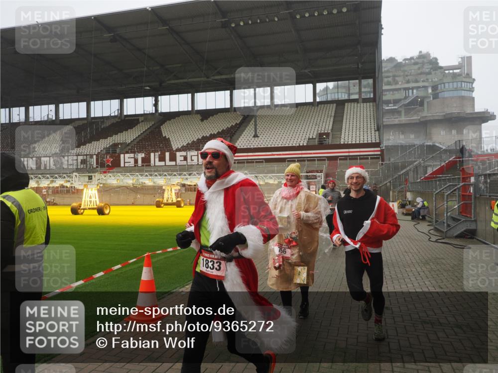 07.12.2025 - St. Pauli X-Mass-Run No. 15 Fabian Wolf http://msf.ph/oto/9365272 07.12.2025 10:12:03 Ziel 756, 1389, 1526, 1687, 1688, 1833, 2177, 2906, 3767, 3870, 3932, 3935, 4658 meine-sportfotos.de