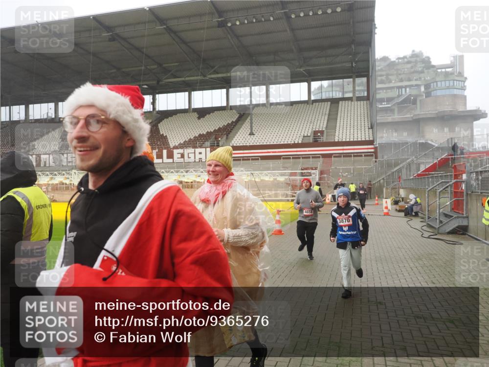 07.12.2025 - St. Pauli X-Mass-Run No. 15 Fabian Wolf http://msf.ph/oto/9365276 07.12.2025 10:12:04 Ziel 756, 1389, 1526, 1687, 1688, 1833, 2177, 2906, 3870, 3932, 3935, 4658 meine-sportfotos.de