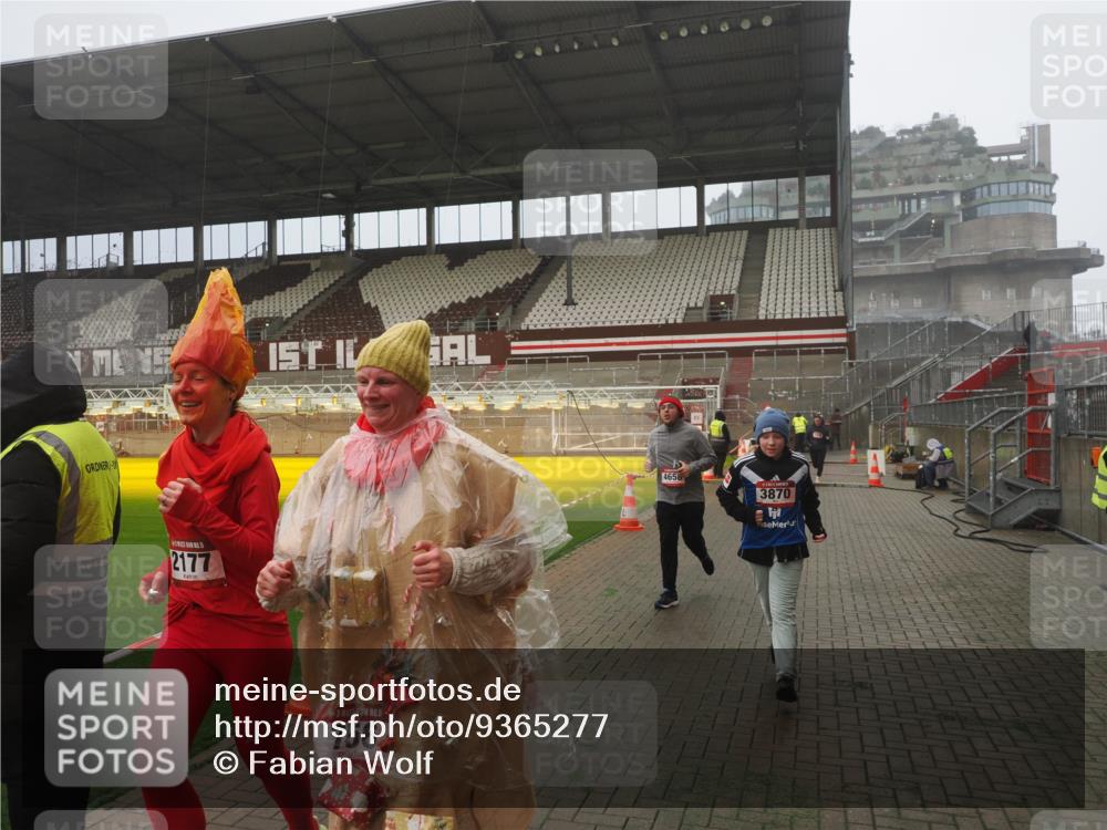 07.12.2025 - St. Pauli X-Mass-Run No. 15 Fabian Wolf http://msf.ph/oto/9365277 07.12.2025 10:12:04 Ziel 756, 1389, 1526, 1687, 1688, 1833, 2177, 2906, 3870, 3932, 3935, 4658 meine-sportfotos.de