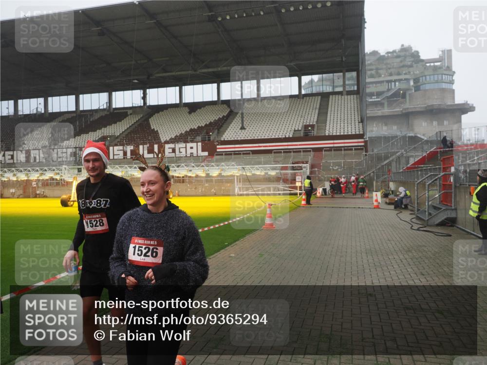 07.12.2025 - St. Pauli X-Mass-Run No. 15 Fabian Wolf http://msf.ph/oto/9365294 07.12.2025 10:12:14 Ziel 1389, 1526, 1833, 2177, 3870, 4658 meine-sportfotos.de