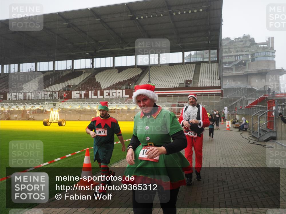 07.12.2025 - St. Pauli X-Mass-Run No. 15 Fabian Wolf http://msf.ph/oto/9365312 07.12.2025 10:12:30 Ziel 1070, 1072, 1074, 1077, 2758, 2760, 2770, 3585 meine-sportfotos.de