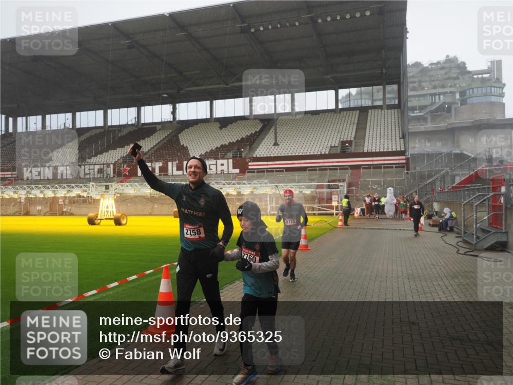 07.12.2025 - St. Pauli X-Mass-Run No. 15 Fabian Wolf http://msf.ph/oto/9365325 07.12.2025 10:12:34 Ziel 1070, 1072, 1074, 1077, 2758, 2760, 2770, 3585 meine-sportfotos.de