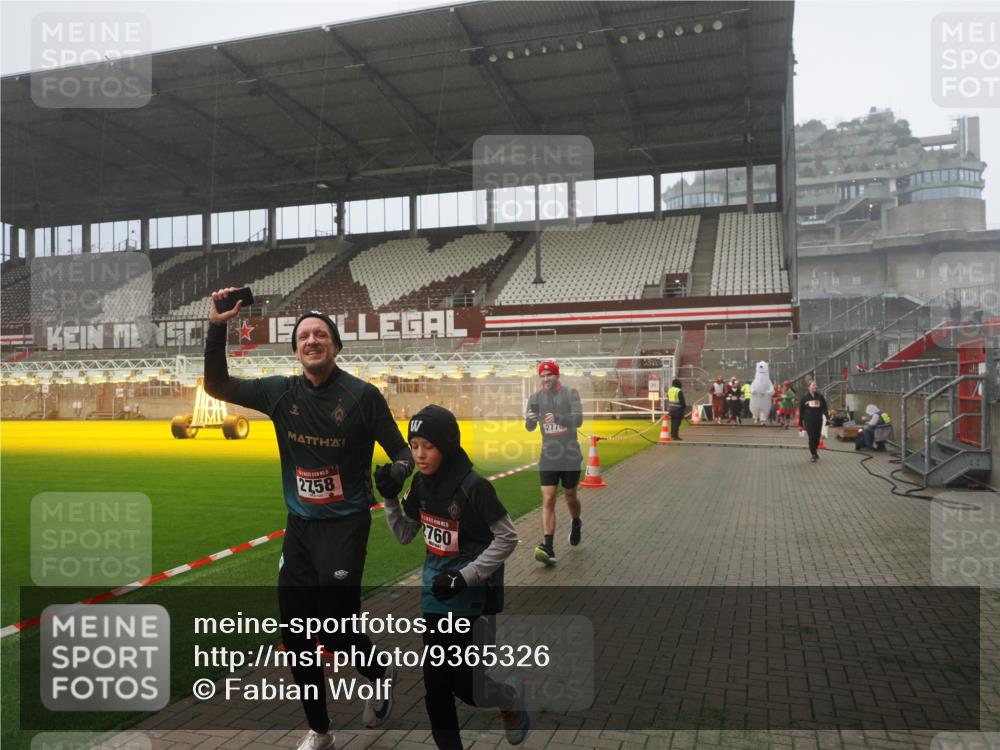 07.12.2025 - St. Pauli X-Mass-Run No. 15 Fabian Wolf http://msf.ph/oto/9365326 07.12.2025 10:12:34 Ziel 1070, 1072, 1074, 1077, 2758, 2760, 2770, 3585 meine-sportfotos.de