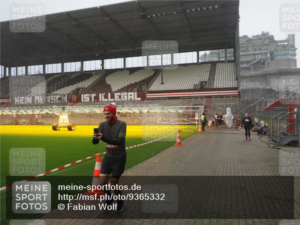 07.12.2025 - St. Pauli X-Mass-Run No. 15 Fabian Wolf http://msf.ph/oto/9365332 07.12.2025 10:12:36 Ziel 1070, 1072, 1074, 1077, 2758, 2760, 2770, 3428, 3514, 3585, 3799, 3834, 3836 meine-sportfotos.de
