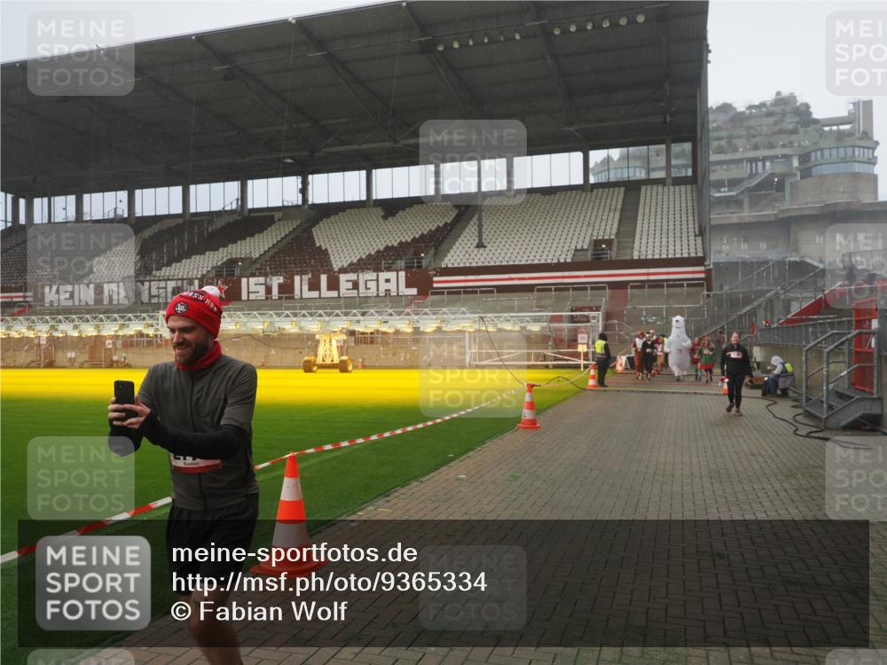 07.12.2025 - St. Pauli X-Mass-Run No. 15 Fabian Wolf http://msf.ph/oto/9365334 07.12.2025 10:12:36 Ziel 1070, 1072, 1074, 1077, 2758, 2760, 2770, 3428, 3514, 3585, 3799, 3834, 3836 meine-sportfotos.de