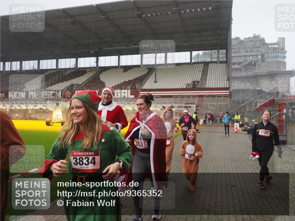07.12.2025 - St. Pauli X-Mass-Run No. 15 Fabian Wolf http://msf.ph/oto/9365352 07.12.2025 10:12:48 Ziel 9, 18, 938, 3040, 3428, 3514, 3551, 3557, 3585, 3799, 3834, 3836 meine-sportfotos.de