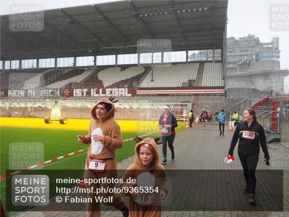 07.12.2025 - St. Pauli X-Mass-Run No. 15 Fabian Wolf http://msf.ph/oto/9365354 07.12.2025 10:12:49 Ziel 9, 18, 938, 2687, 3040, 3428, 3514, 3551, 3557, 3799, 3834, 3836 meine-sportfotos.de