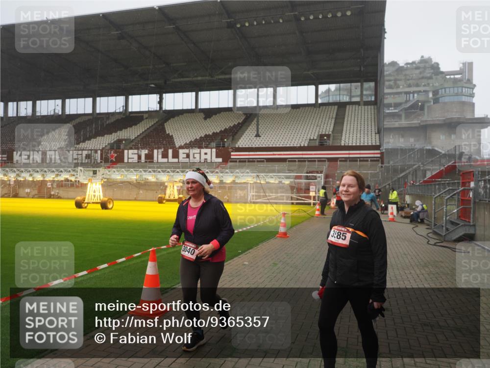 07.12.2025 - St. Pauli X-Mass-Run No. 15 Fabian Wolf http://msf.ph/oto/9365357 07.12.2025 10:12:50 Ziel 9, 18, 938, 2687, 3040, 3428, 3514, 3551, 3557, 3799, 3834, 3836 meine-sportfotos.de