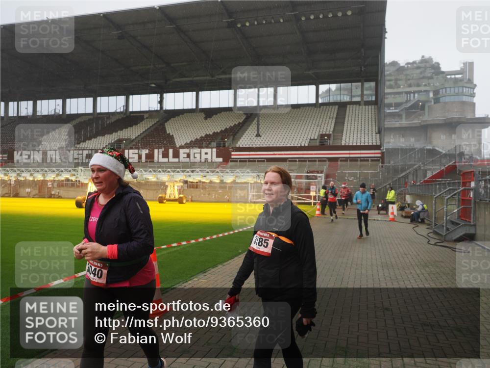 07.12.2025 - St. Pauli X-Mass-Run No. 15 Fabian Wolf http://msf.ph/oto/9365360 07.12.2025 10:12:51 Ziel 9, 18, 80, 938, 2687, 3040, 3428, 3514, 3551, 3557, 3799, 3834, 3836, 4487 meine-sportfotos.de