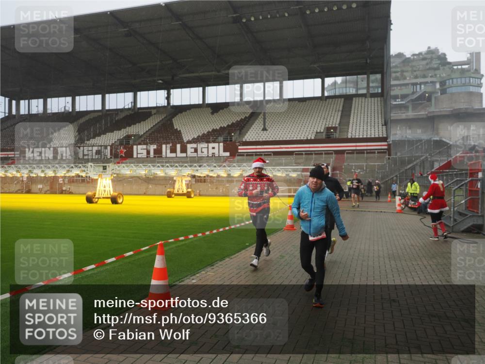 07.12.2025 - St. Pauli X-Mass-Run No. 15 Fabian Wolf http://msf.ph/oto/9365366 07.12.2025 10:12:56 Ziel 9, 18, 80, 938, 1397, 2687, 3040, 3428, 3514, 3551, 3557, 3799, 3834, 3836, 4487 meine-sportfotos.de