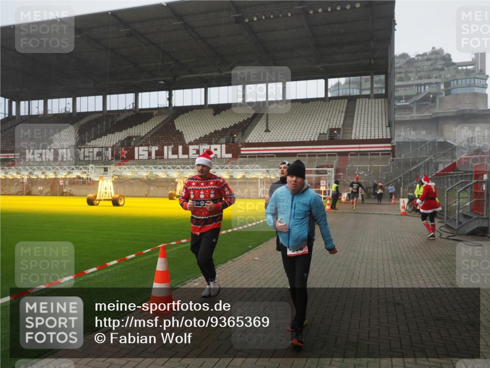 07.12.2025 - St. Pauli X-Mass-Run No. 15 Fabian Wolf http://msf.ph/oto/9365369 07.12.2025 10:12:56 Ziel 9, 18, 80, 938, 1397, 2687, 3040, 3428, 3514, 3551, 3557, 3799, 3834, 3836, 4487 meine-sportfotos.de