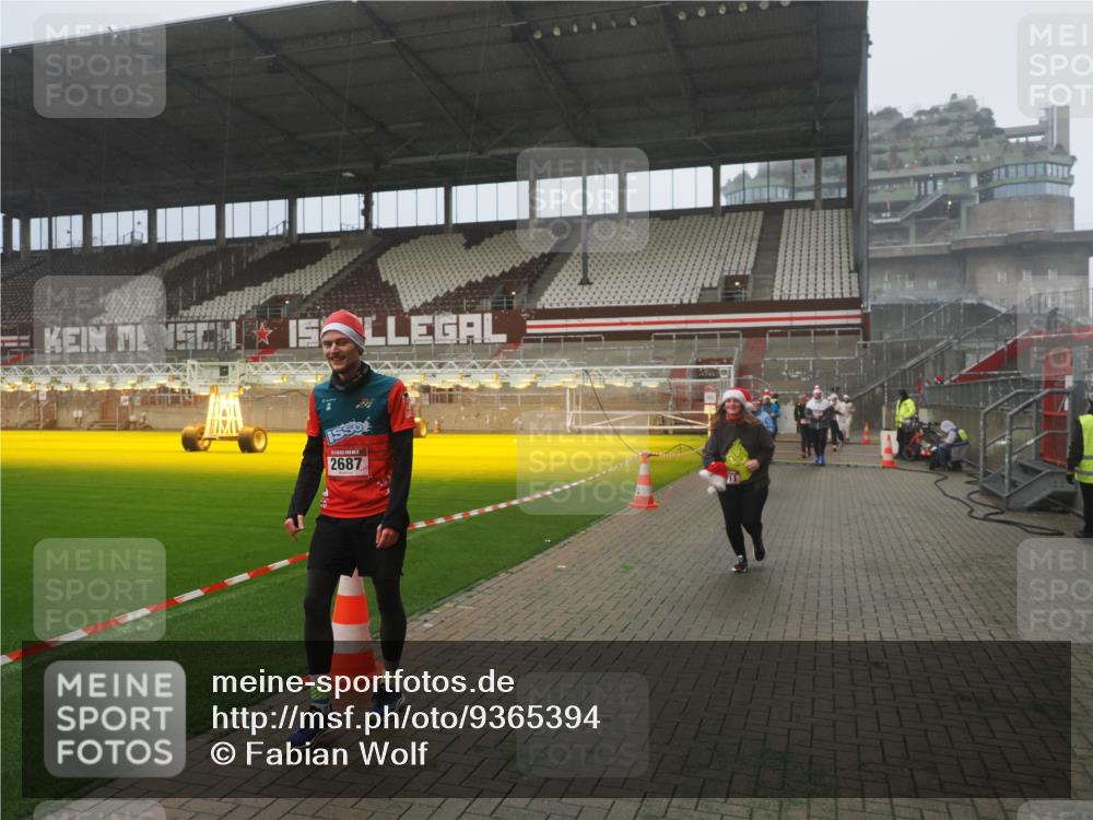 07.12.2025 - St. Pauli X-Mass-Run No. 15 Fabian Wolf http://msf.ph/oto/9365394 07.12.2025 10:13:07 Ziel 80, 1126, 1397, 1733, 2687, 2711, 2712, 3588, 3589, 4487, 4664 meine-sportfotos.de