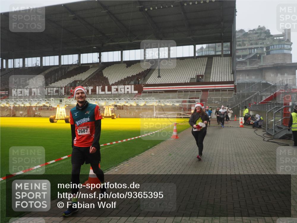 07.12.2025 - St. Pauli X-Mass-Run No. 15 Fabian Wolf http://msf.ph/oto/9365395 07.12.2025 10:13:07 Ziel 80, 1126, 1397, 1733, 2687, 2711, 2712, 3588, 3589, 4487, 4664 meine-sportfotos.de