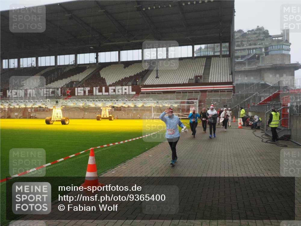 07.12.2025 - St. Pauli X-Mass-Run No. 15 Fabian Wolf http://msf.ph/oto/9365400 07.12.2025 10:13:10 Ziel 80, 1044, 1126, 1397, 1733, 2711, 2712, 3588, 3589, 4081, 4082, 4083, 4487, 4664 meine-sportfotos.de