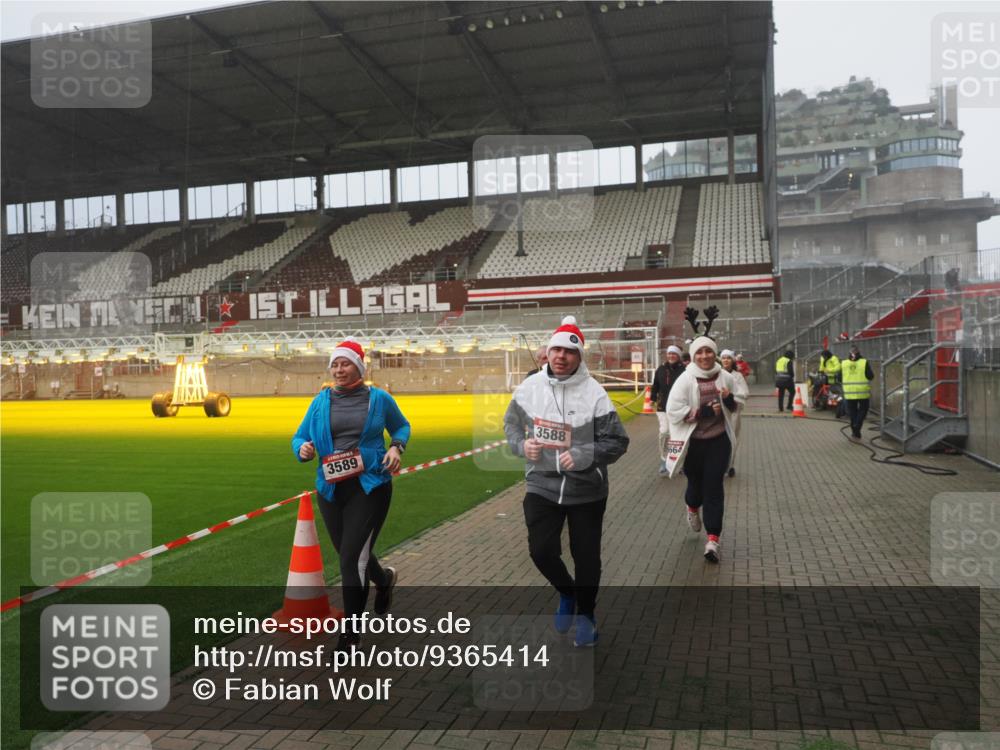 07.12.2025 - St. Pauli X-Mass-Run No. 15 Fabian Wolf http://msf.ph/oto/9365414 07.12.2025 10:13:15 Ziel 1044, 1126, 1397, 1733, 2711, 2712, 3588, 3589, 4081, 4082, 4083, 4664 meine-sportfotos.de