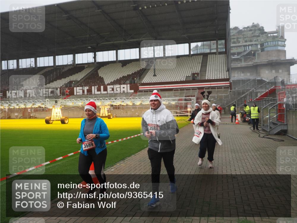 07.12.2025 - St. Pauli X-Mass-Run No. 15 Fabian Wolf http://msf.ph/oto/9365415 07.12.2025 10:13:15 Ziel 1044, 1126, 1397, 1733, 2711, 2712, 3588, 3589, 4081, 4082, 4083, 4664 meine-sportfotos.de
