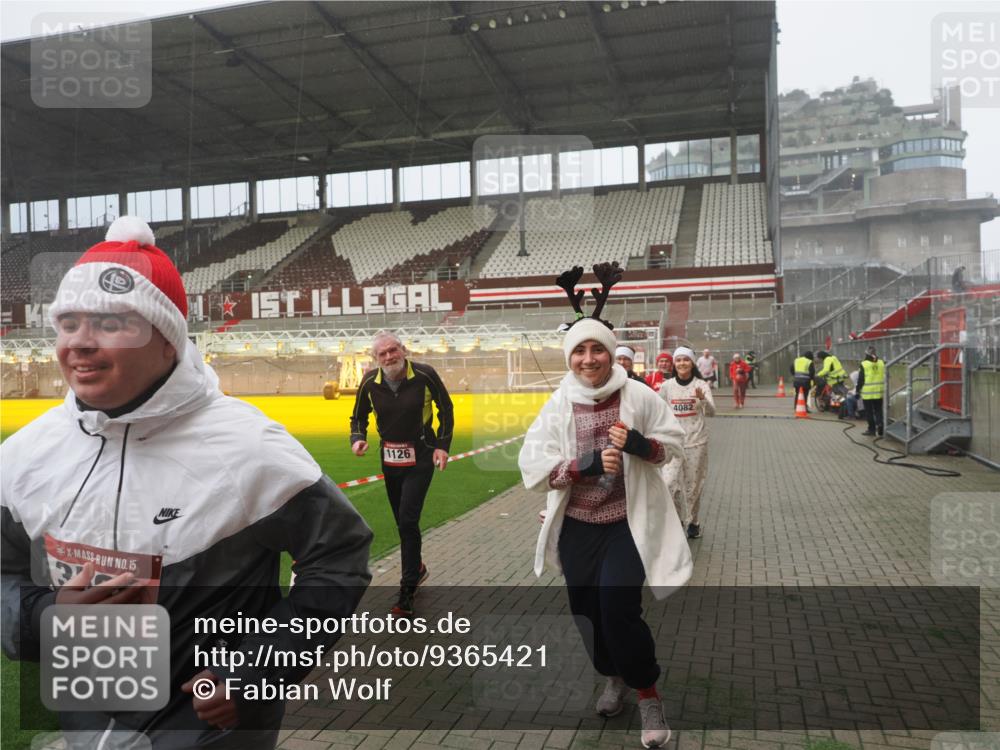 07.12.2025 - St. Pauli X-Mass-Run No. 15 Fabian Wolf http://msf.ph/oto/9365421 07.12.2025 10:13:16 Ziel 1044, 1062, 1126, 1220, 1733, 2711, 2712, 3588, 3589, 4081, 4082, 4083, 4664 meine-sportfotos.de