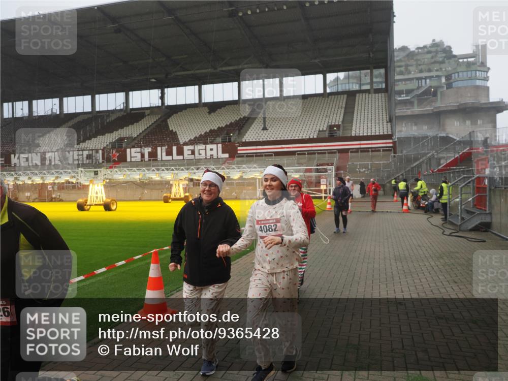 07.12.2025 - St. Pauli X-Mass-Run No. 15 Fabian Wolf http://msf.ph/oto/9365428 07.12.2025 10:13:18 Ziel 1044, 1062, 1126, 1220, 1733, 2711, 2712, 3588, 3589, 4081, 4082, 4083, 4664 meine-sportfotos.de