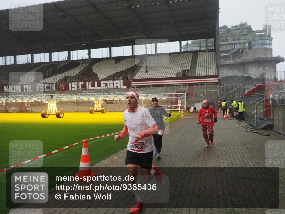 07.12.2025 - St. Pauli X-Mass-Run No. 15 Fabian Wolf http://msf.ph/oto/9365436 07.12.2025 10:13:22 Ziel 1044, 1062, 1126, 1220, 3588, 3589, 4081, 4082, 4083, 4664 meine-sportfotos.de