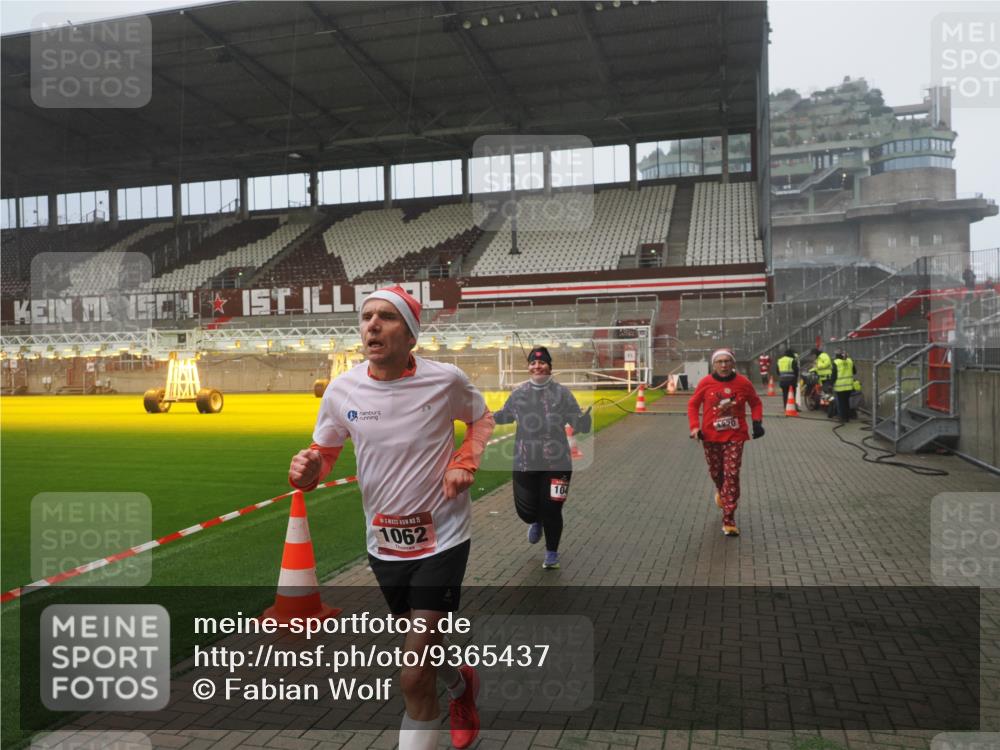 07.12.2025 - St. Pauli X-Mass-Run No. 15 Fabian Wolf http://msf.ph/oto/9365437 07.12.2025 10:13:22 Ziel 1044, 1062, 1126, 1220, 3588, 3589, 4081, 4082, 4083, 4664 meine-sportfotos.de