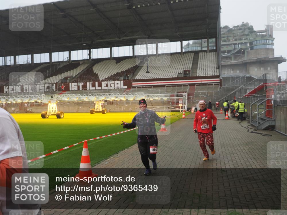 07.12.2025 - St. Pauli X-Mass-Run No. 15 Fabian Wolf http://msf.ph/oto/9365439 07.12.2025 10:13:23 Ziel 1044, 1062, 1126, 1220, 3588, 3589, 4081, 4082, 4083, 4664 meine-sportfotos.de