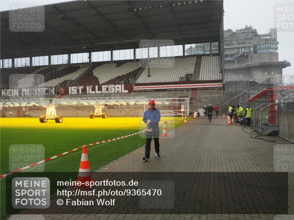07.12.2025 - St. Pauli X-Mass-Run No. 15 Fabian Wolf http://msf.ph/oto/9365470 07.12.2025 10:13:46 Ziel 88, 970, 1699, 2905, 2951 meine-sportfotos.de