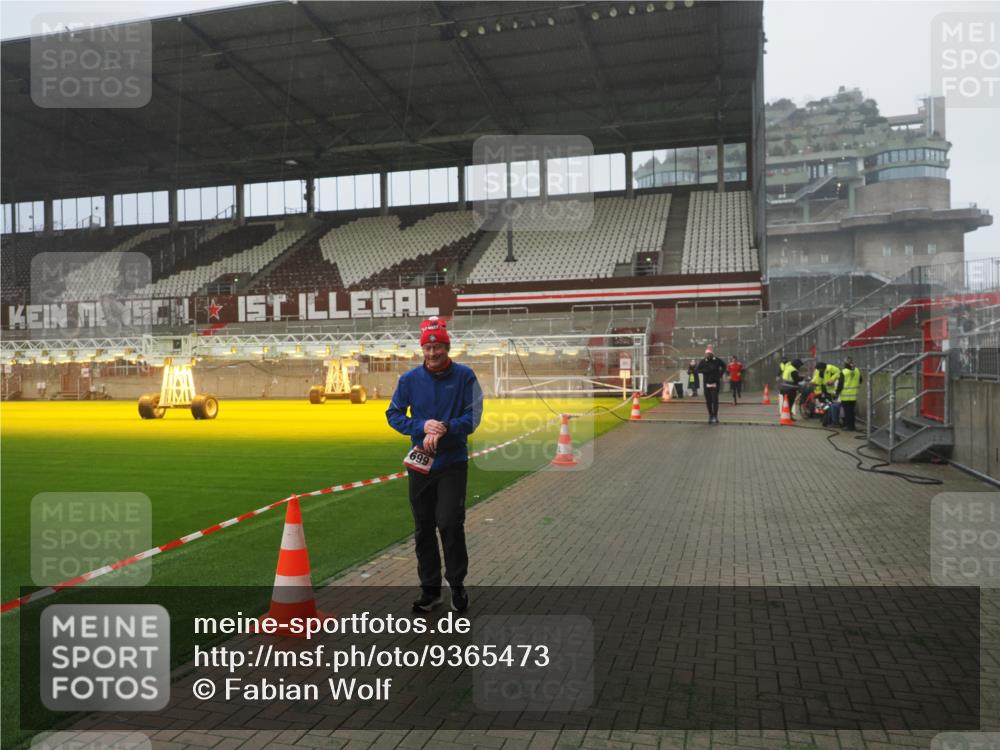 07.12.2025 - St. Pauli X-Mass-Run No. 15 Fabian Wolf http://msf.ph/oto/9365473 07.12.2025 10:13:47 Ziel 88, 970, 1699, 2905, 2951 meine-sportfotos.de