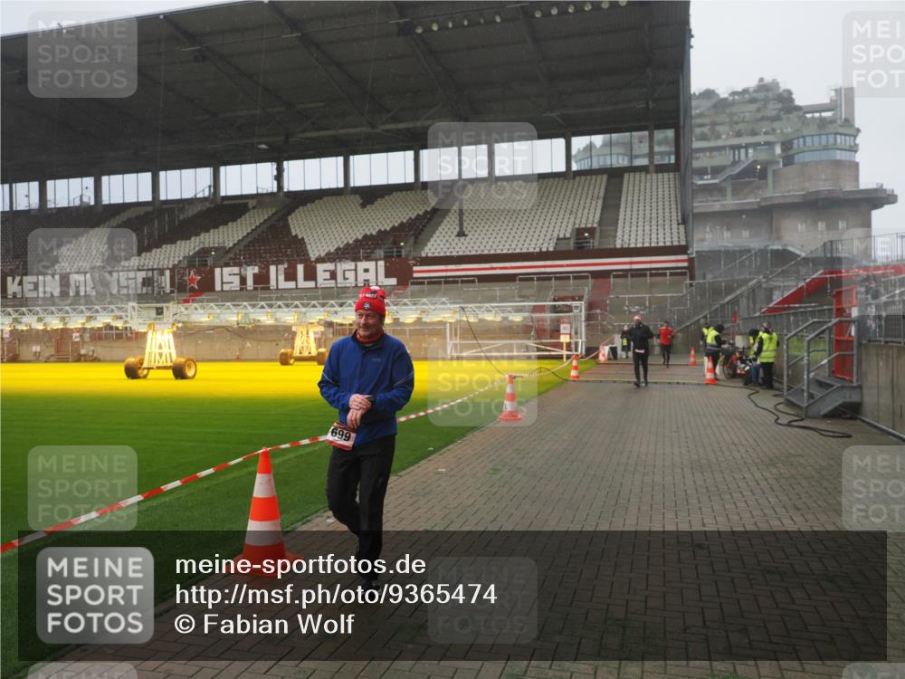 07.12.2025 - St. Pauli X-Mass-Run No. 15 Fabian Wolf http://msf.ph/oto/9365474 07.12.2025 10:13:48 Ziel 88, 1699, 2905, 2951 meine-sportfotos.de