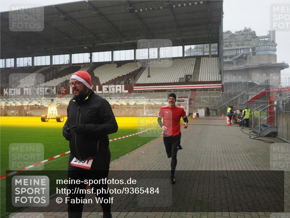 07.12.2025 - St. Pauli X-Mass-Run No. 15 Fabian Wolf http://msf.ph/oto/9365484 07.12.2025 10:13:55 Ziel 1699, 2951, 4371 meine-sportfotos.de