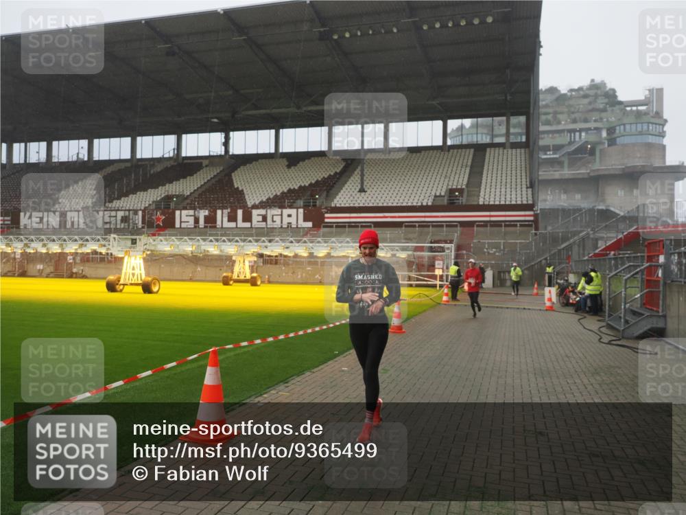 07.12.2025 - St. Pauli X-Mass-Run No. 15 Fabian Wolf http://msf.ph/oto/9365499 07.12.2025 10:14:08 Ziel 3243, 4371, 4502, 4526 meine-sportfotos.de