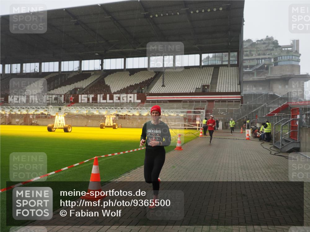 07.12.2025 - St. Pauli X-Mass-Run No. 15 Fabian Wolf http://msf.ph/oto/9365500 07.12.2025 10:14:08 Ziel 3243, 4371, 4502, 4526 meine-sportfotos.de