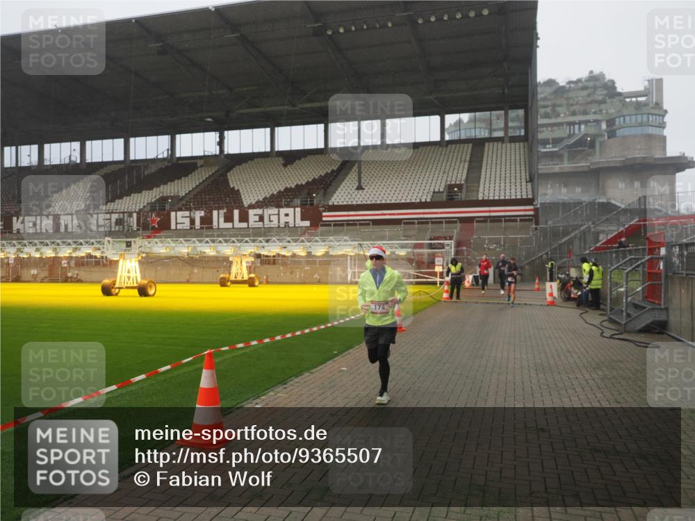 07.12.2025 - St. Pauli X-Mass-Run No. 15 Fabian Wolf http://msf.ph/oto/9365507 07.12.2025 10:14:14 Ziel 174, 352, 3243, 4489, 4502, 4526, 4545 meine-sportfotos.de