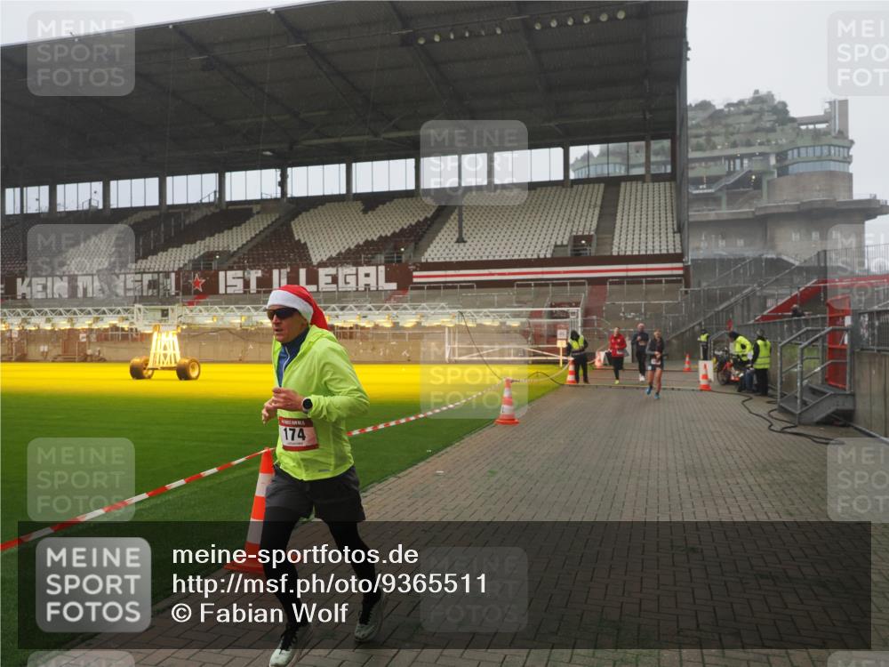 07.12.2025 - St. Pauli X-Mass-Run No. 15 Fabian Wolf http://msf.ph/oto/9365511 07.12.2025 10:14:14 Ziel 174, 352, 3243, 4489, 4502, 4526, 4545 meine-sportfotos.de