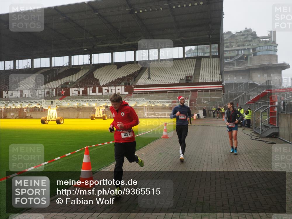 07.12.2025 - St. Pauli X-Mass-Run No. 15 Fabian Wolf http://msf.ph/oto/9365515 07.12.2025 10:14:19 Ziel 174, 352, 3243, 4489, 4502, 4526, 4545 meine-sportfotos.de