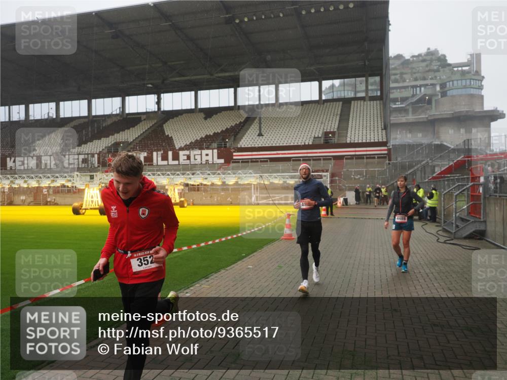 07.12.2025 - St. Pauli X-Mass-Run No. 15 Fabian Wolf http://msf.ph/oto/9365517 07.12.2025 10:14:20 Ziel 174, 352, 3243, 4489, 4502, 4526, 4545 meine-sportfotos.de