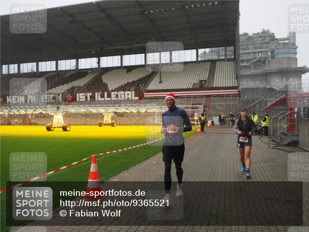 07.12.2025 - St. Pauli X-Mass-Run No. 15 Fabian Wolf http://msf.ph/oto/9365521 07.12.2025 10:14:20 Ziel 174, 352, 3243, 4489, 4502, 4526, 4545 meine-sportfotos.de