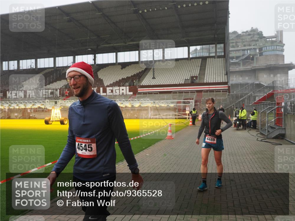 07.12.2025 - St. Pauli X-Mass-Run No. 15 Fabian Wolf http://msf.ph/oto/9365528 07.12.2025 10:14:22 Ziel 174, 352, 1158, 3243, 4489, 4545 meine-sportfotos.de