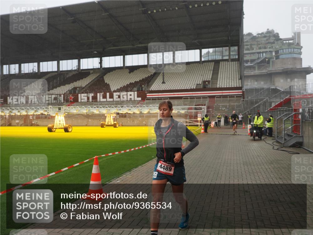 07.12.2025 - St. Pauli X-Mass-Run No. 15 Fabian Wolf http://msf.ph/oto/9365534 07.12.2025 10:14:23 Ziel 174, 352, 1158, 3243, 4489, 4545 meine-sportfotos.de