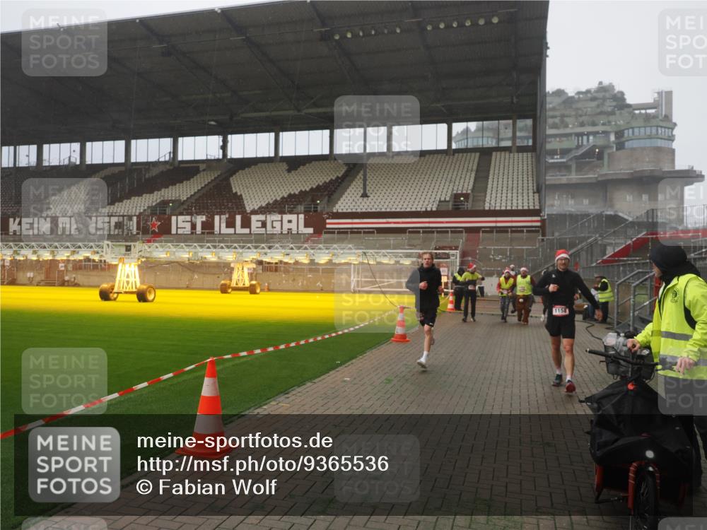 07.12.2025 - St. Pauli X-Mass-Run No. 15 Fabian Wolf http://msf.ph/oto/9365536 07.12.2025 10:14:31 Ziel 352, 1158, 2564, 2617, 2618, 2864, 4489, 4508, 4545 meine-sportfotos.de