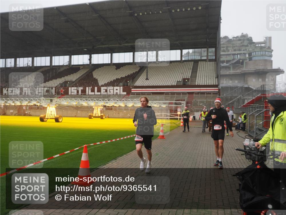 07.12.2025 - St. Pauli X-Mass-Run No. 15 Fabian Wolf http://msf.ph/oto/9365541 07.12.2025 10:14:32 Ziel 352, 1158, 2564, 2617, 2618, 2864, 4489, 4508, 4545 meine-sportfotos.de