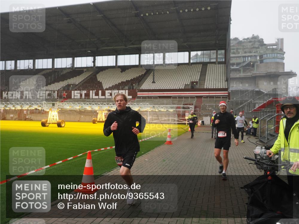 07.12.2025 - St. Pauli X-Mass-Run No. 15 Fabian Wolf http://msf.ph/oto/9365543 07.12.2025 10:14:33 Ziel 352, 1158, 2564, 2617, 2618, 2864, 3565, 4508, 4545 meine-sportfotos.de
