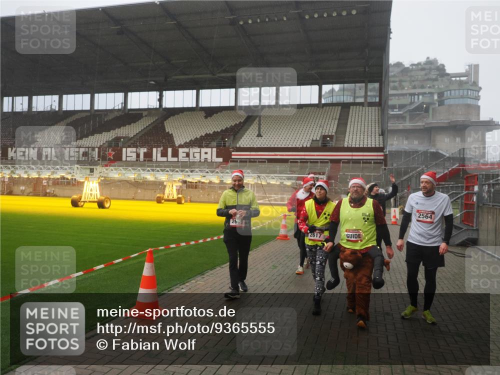 07.12.2025 - St. Pauli X-Mass-Run No. 15 Fabian Wolf http://msf.ph/oto/9365555 07.12.2025 10:14:41 Ziel 1158, 2564, 2617, 2618, 2864, 3481, 3565, 4508 meine-sportfotos.de