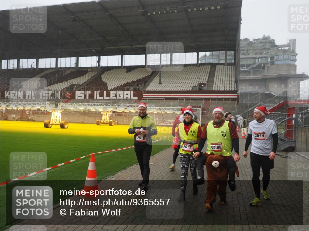 07.12.2025 - St. Pauli X-Mass-Run No. 15 Fabian Wolf http://msf.ph/oto/9365557 07.12.2025 10:14:41 Ziel 1158, 2564, 2617, 2618, 2864, 3481, 3565, 4508 meine-sportfotos.de
