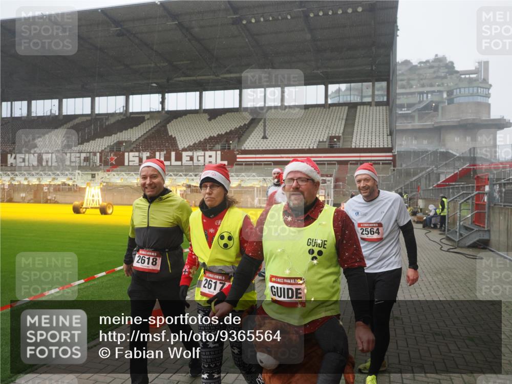 07.12.2025 - St. Pauli X-Mass-Run No. 15 Fabian Wolf http://msf.ph/oto/9365564 07.12.2025 10:14:43 Ziel 2564, 2617, 2618, 2864, 3481, 3565, 4508 meine-sportfotos.de