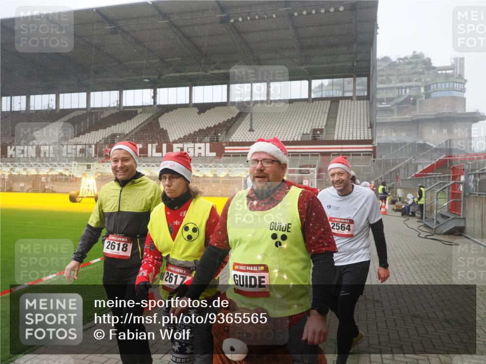 07.12.2025 - St. Pauli X-Mass-Run No. 15 Fabian Wolf http://msf.ph/oto/9365565 07.12.2025 10:14:43 Ziel 2564, 2617, 2618, 2864, 3481, 3565, 4508 meine-sportfotos.de