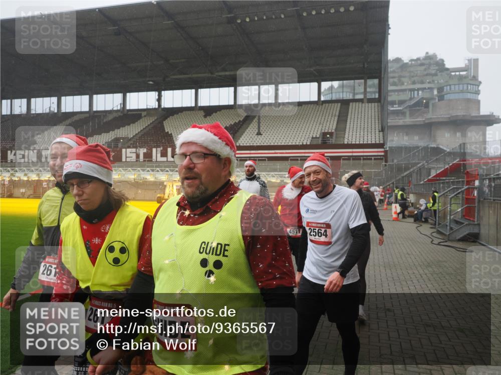 07.12.2025 - St. Pauli X-Mass-Run No. 15 Fabian Wolf http://msf.ph/oto/9365567 07.12.2025 10:14:43 Ziel 2564, 2617, 2618, 2864, 3481, 3565, 4508 meine-sportfotos.de