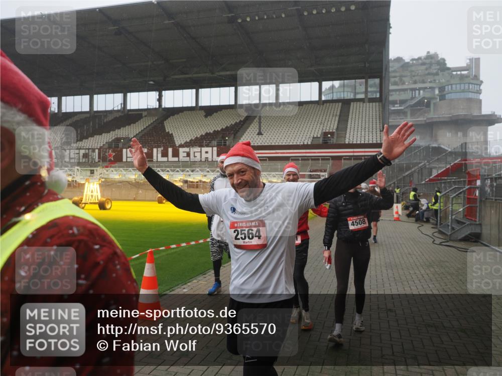 07.12.2025 - St. Pauli X-Mass-Run No. 15 Fabian Wolf http://msf.ph/oto/9365570 07.12.2025 10:14:44 Ziel 2564, 2617, 2618, 2864, 3481, 3565, 4508 meine-sportfotos.de