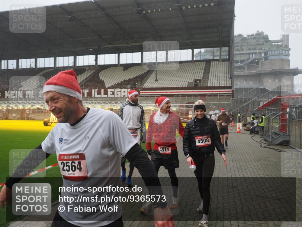 07.12.2025 - St. Pauli X-Mass-Run No. 15 Fabian Wolf http://msf.ph/oto/9365573 07.12.2025 10:14:45 Ziel 2564, 2617, 2618, 2864, 3481, 3565, 4508 meine-sportfotos.de