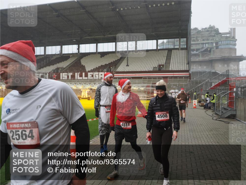 07.12.2025 - St. Pauli X-Mass-Run No. 15 Fabian Wolf http://msf.ph/oto/9365574 07.12.2025 10:14:45 Ziel 2564, 2617, 2618, 2864, 3481, 3565, 4508 meine-sportfotos.de